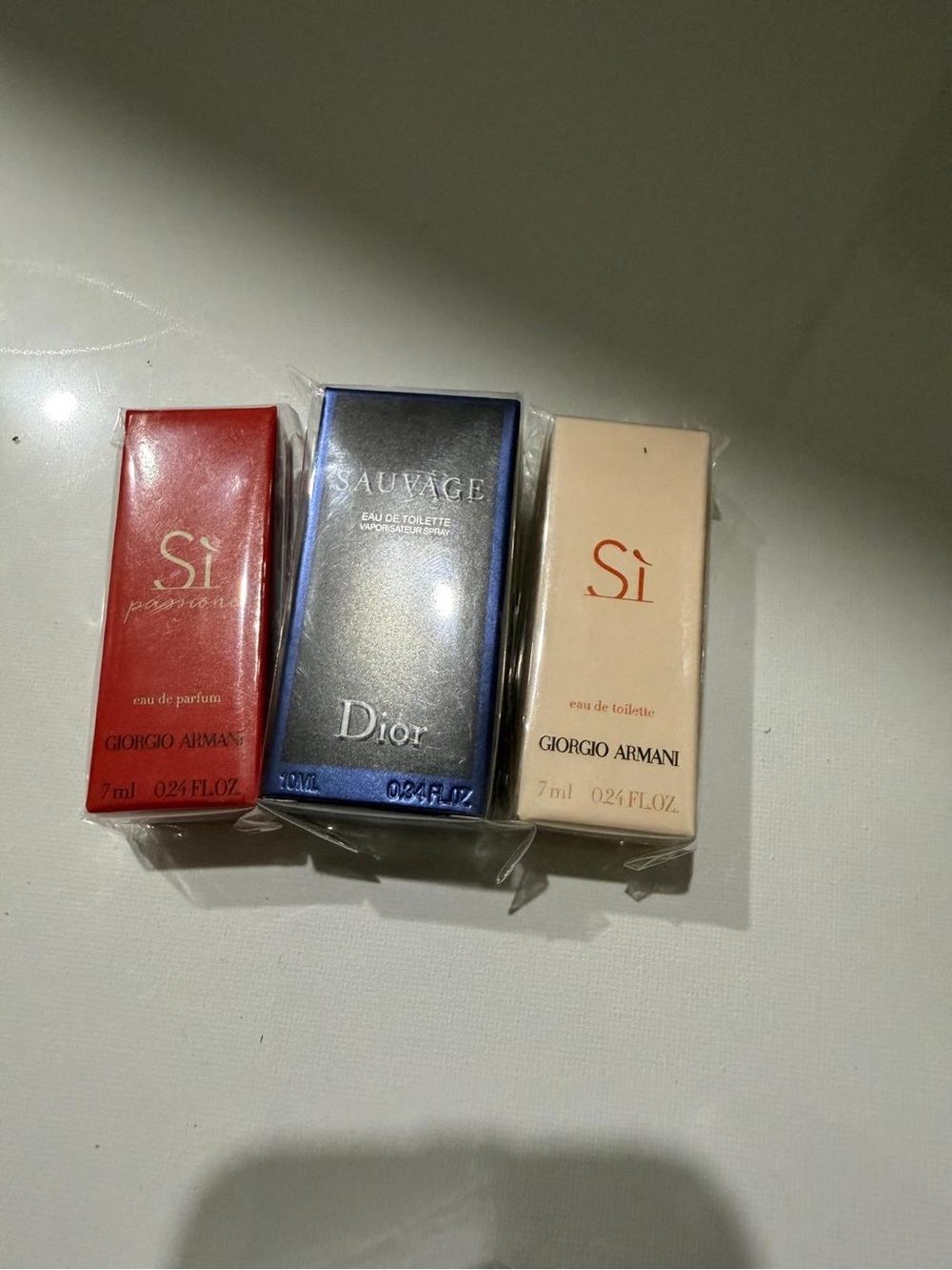 Giorgio Armani Sì Mini Set – Red and Beige Vials with Blue Dior Accent